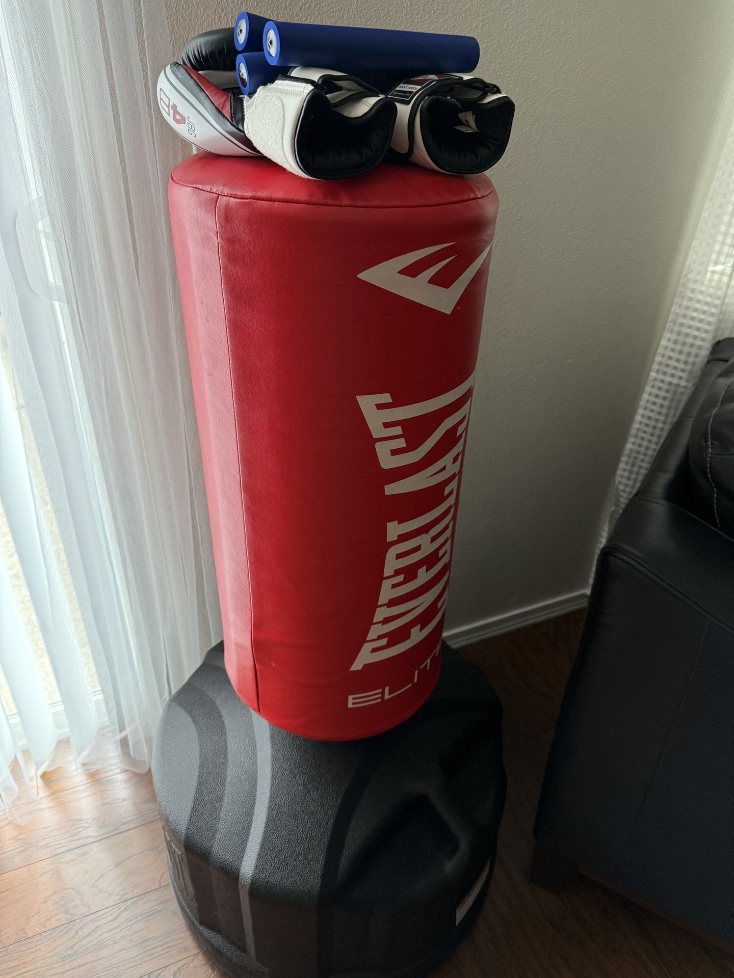 Everlast Free Standing Punching Bag With Gloves And Nunchucks