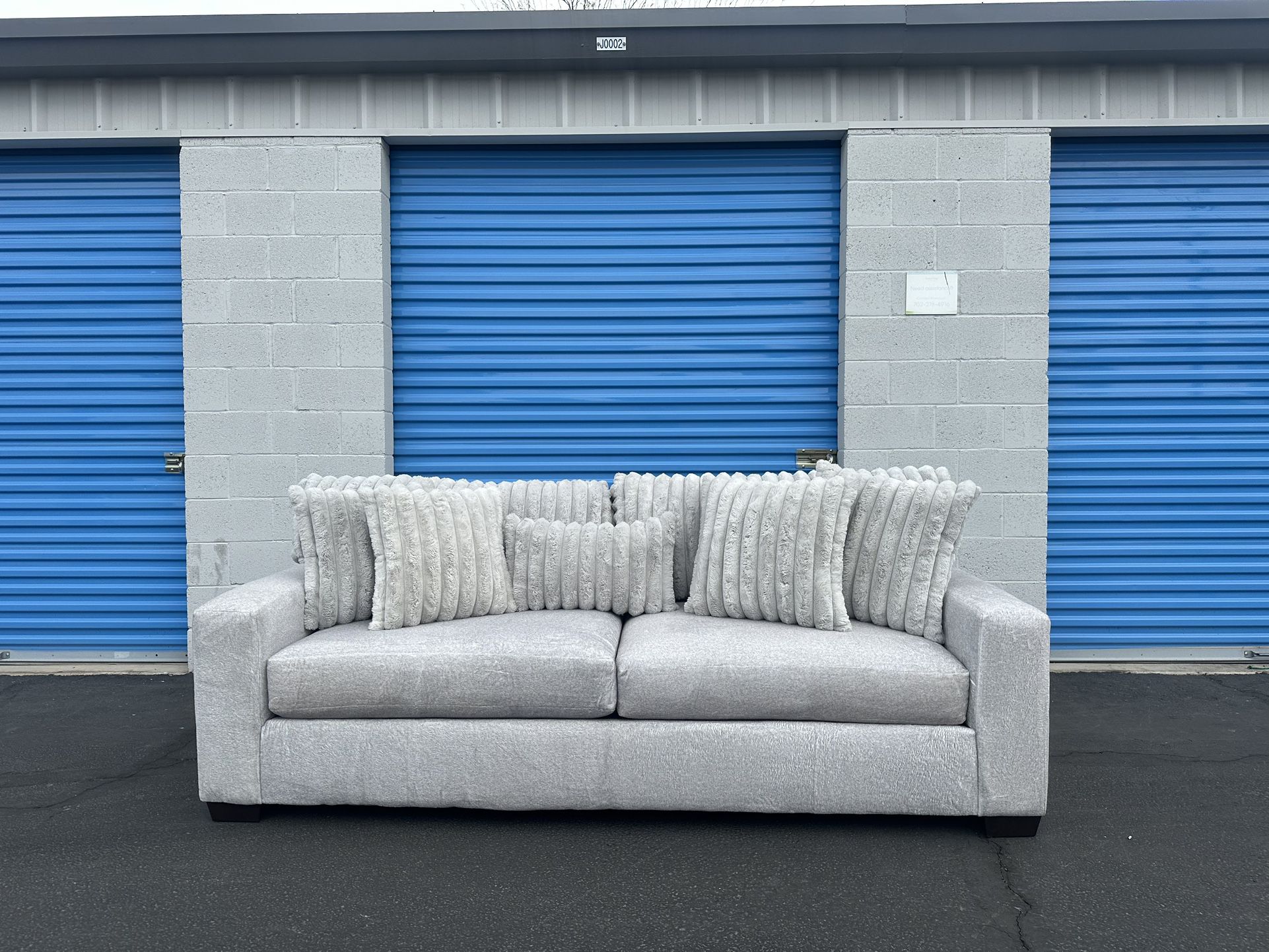 Light Grey Couch 🚛🚛 Free Delivery 🚛🚛