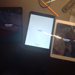 3 iPads 