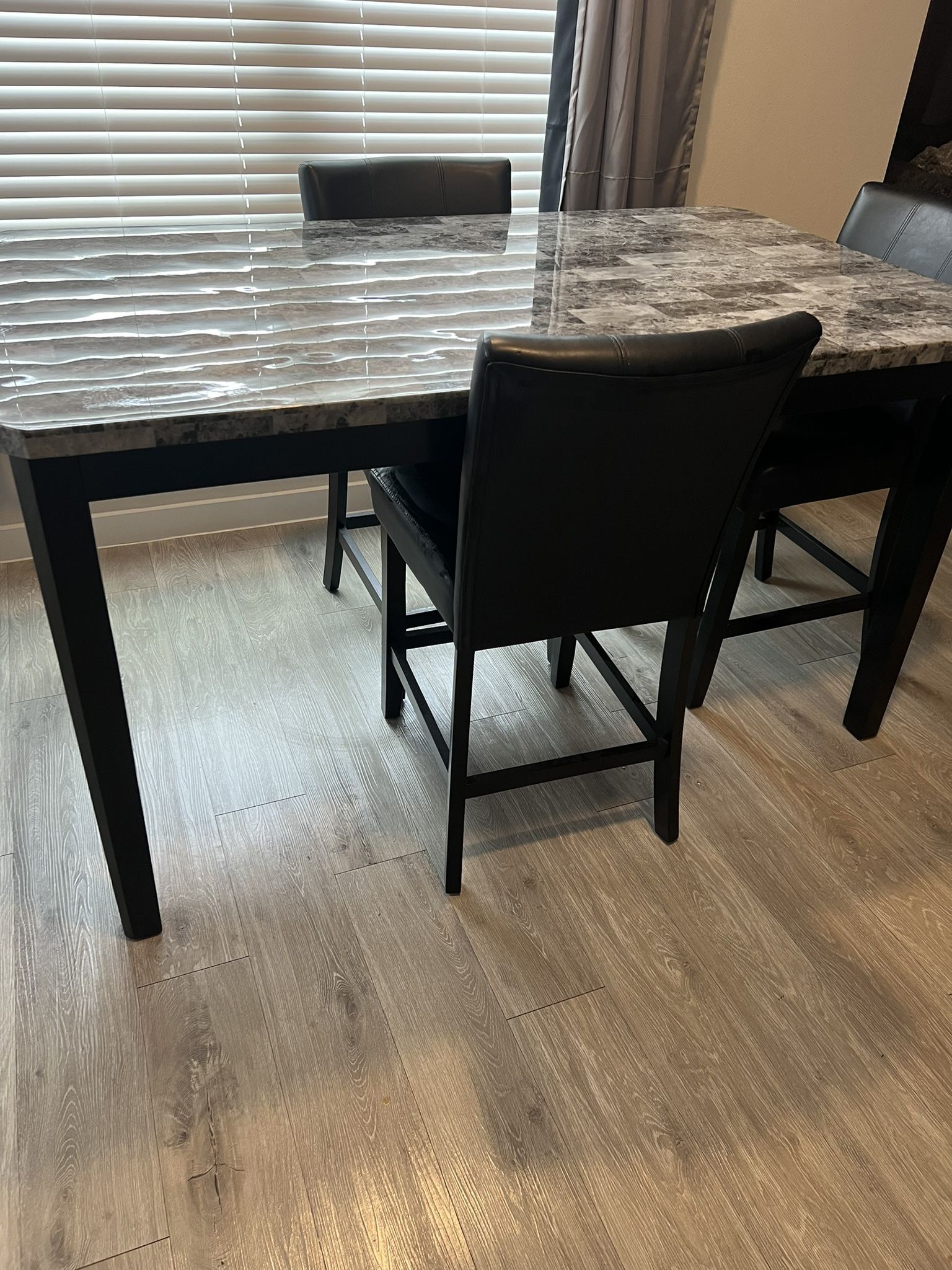counter height table And 3 counter height bar stools (LIKE NEW) Great Condition 