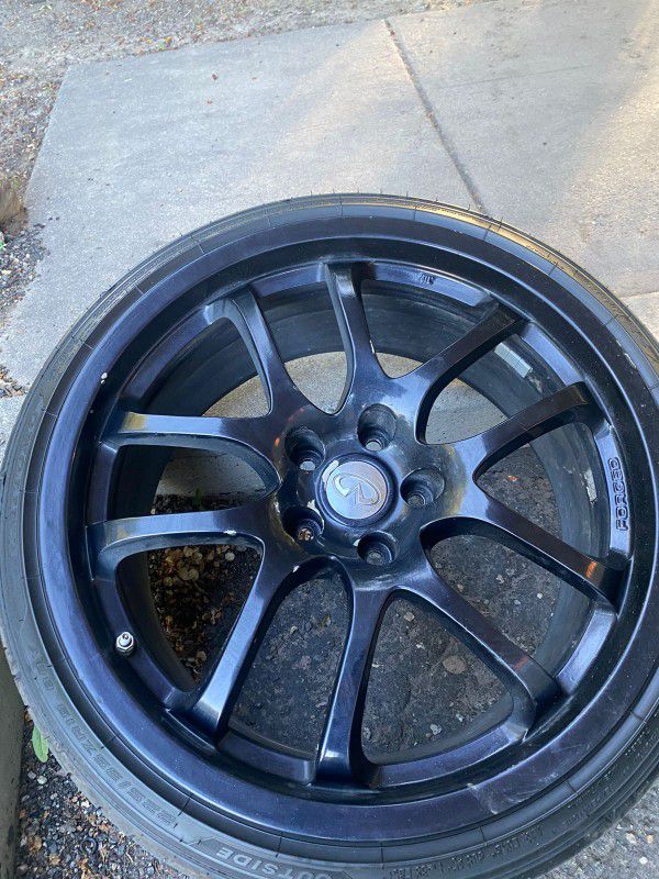 Infiniti 19 wheels for sale, there are only 3, the tires are in good condition.
