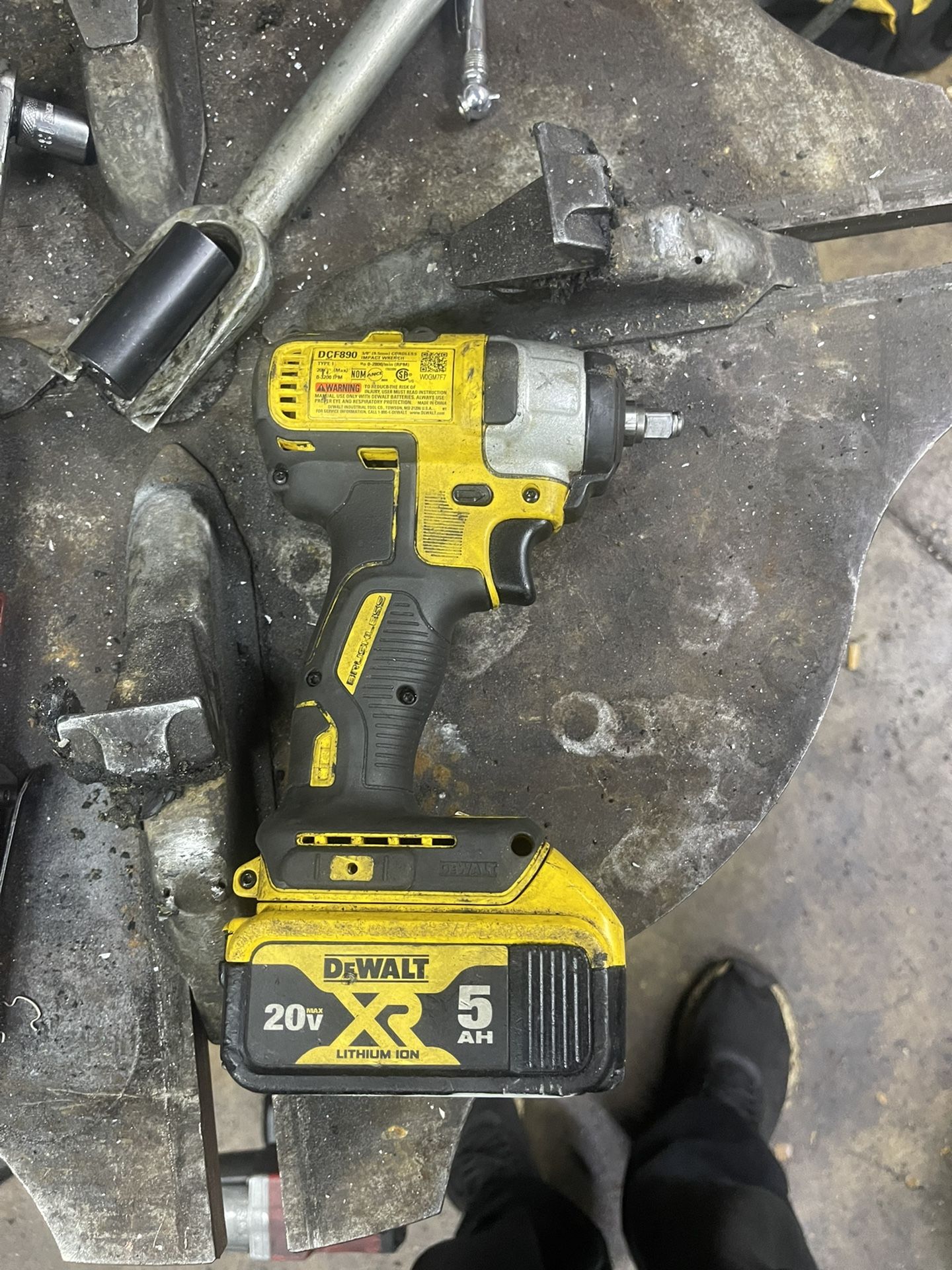 DeWalt 20vMAX XR 3/8” Impact Wrench Kit