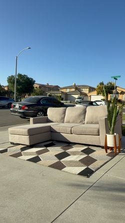 🤍DELIVERY AVAILABLE!🤍$2k RETAIL! CUTE SECTIONAL COUCH SOFA W CHAISE!
