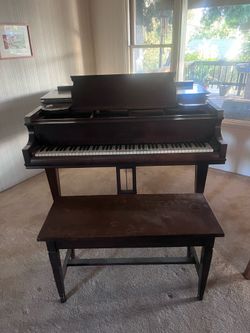 Chickering baby grand piano with Tonkbench