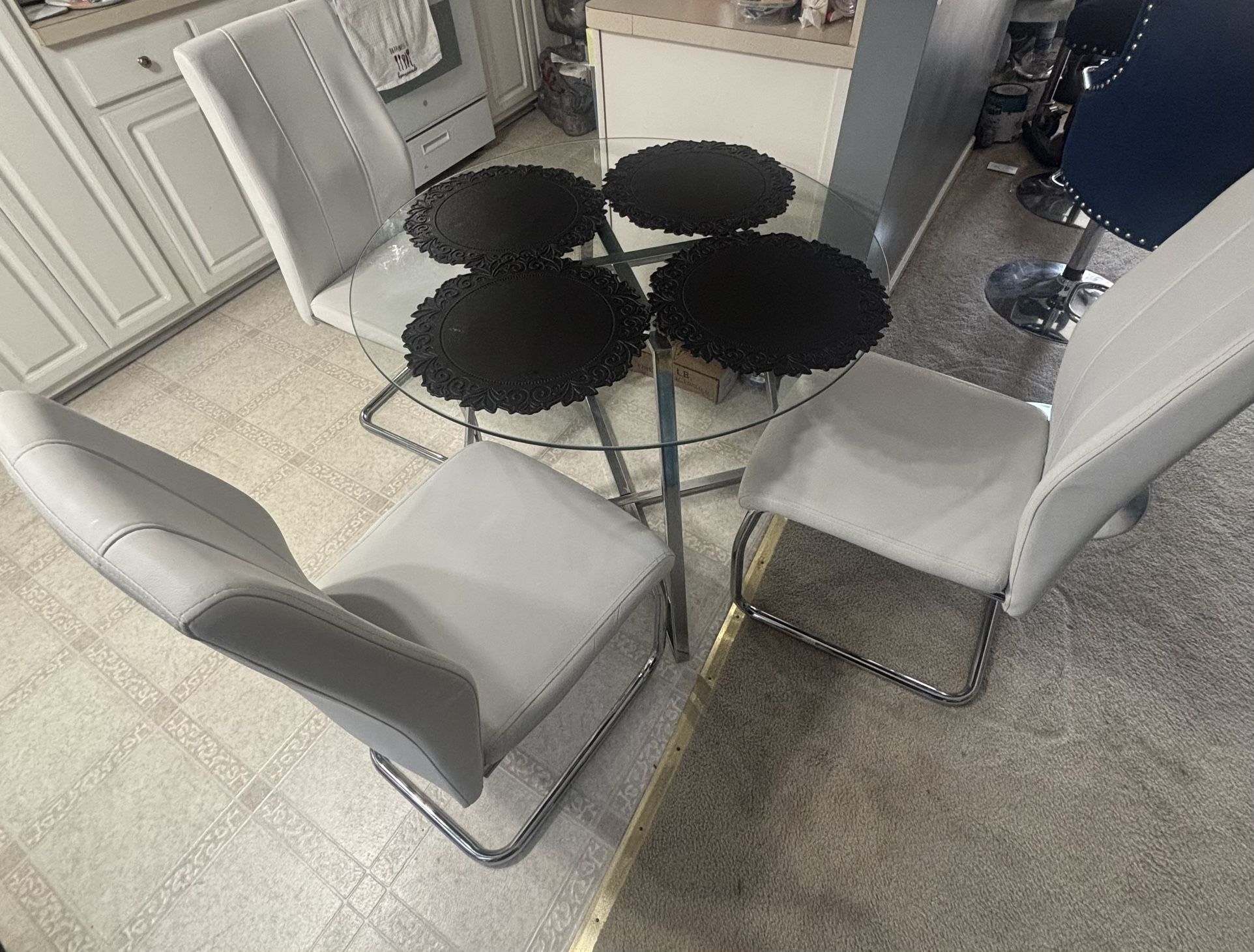 Round Dining Table With Chairs