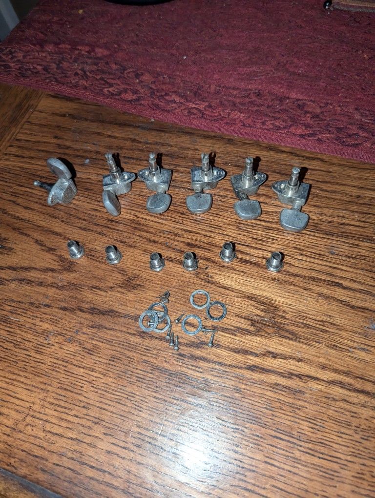 SET OF VINTAGE YAMAHA TUNERS W SCREWS / WASHERS