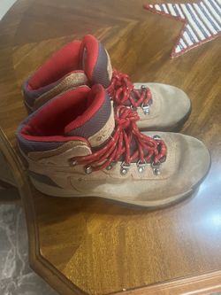 Women’s Columbia Hiking Boots 6