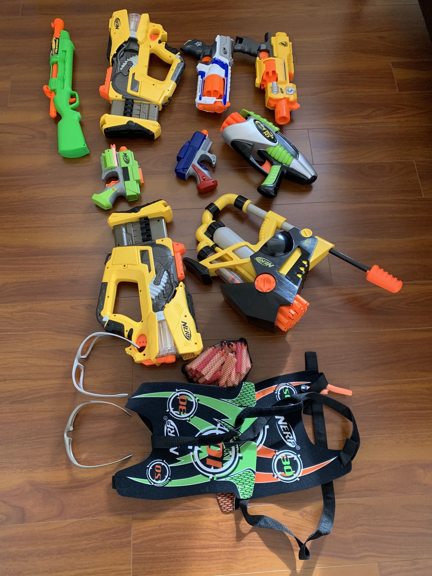 Nerf gun with vest and bulletins