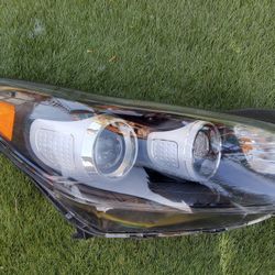 Kia Sportage Right Passenger Side Headlight 