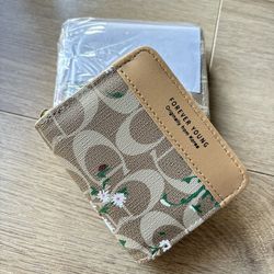 Floral Pattern Compact Wallet – Elegant & Functional 