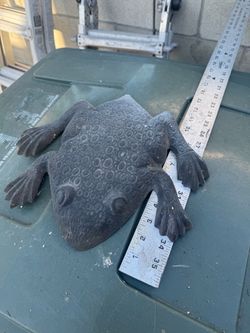 Metal frog figure  ornament