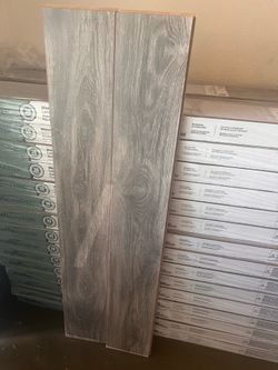 Silverton Oak 8 mm T x 7.5 in. W Water Resistant Laminate Wood Flooring (23.7 sqft/case)
