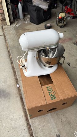 Kitchenaid Mixer Excellent Condition Works Perfect. Whole Attachment Is Included Cash It Classic.