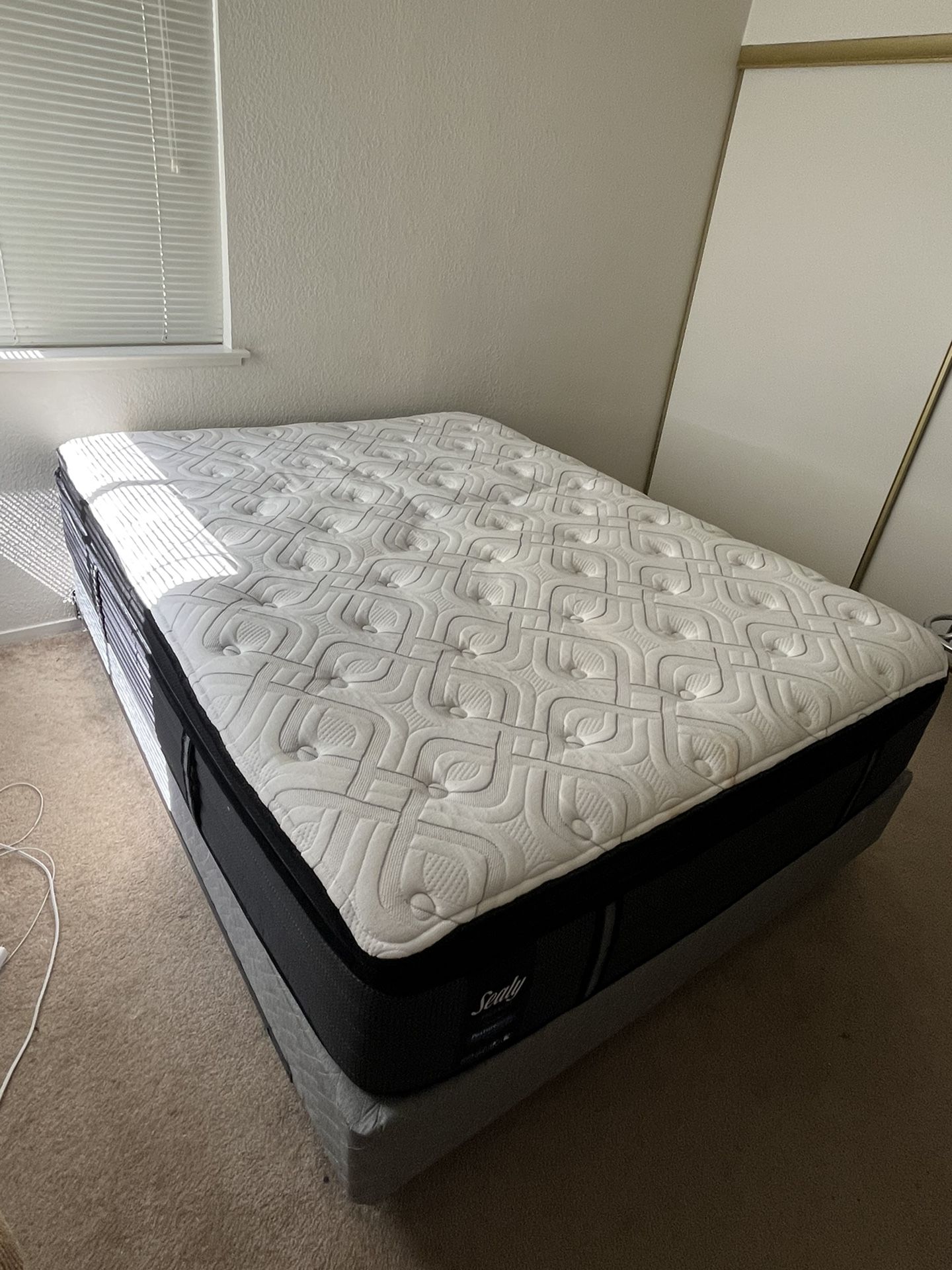 Queen Size bed, Sealy Posterpedic Mattress, Box spring, Metal Frame