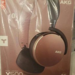 AKG Y500