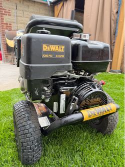 4200 PSI Power Washer 4.0 GPM Dewalt Gas Cold Water Pressure Washer with HONDA GX390 Engine BK