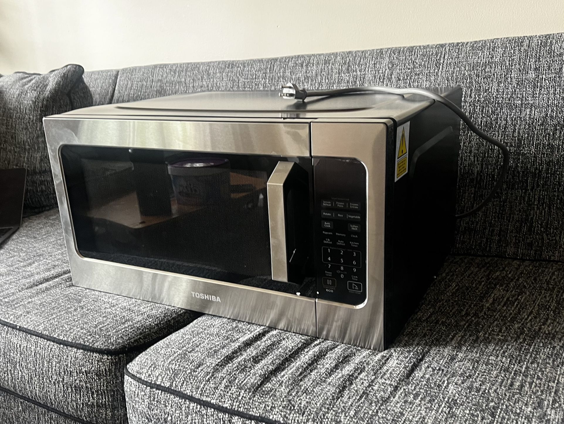 Toshiba Large Countertop Microwave, 1200W