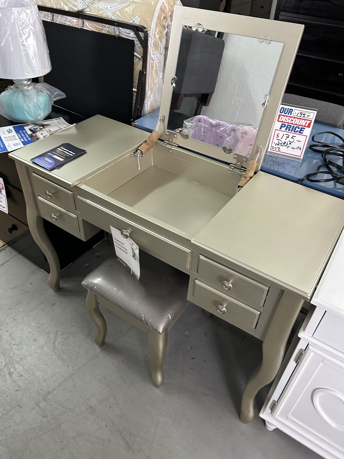 Vanity Desk With Stool