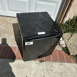 MINI FRIDGE•$40•TEST B4 BUY•FIRM PRICE