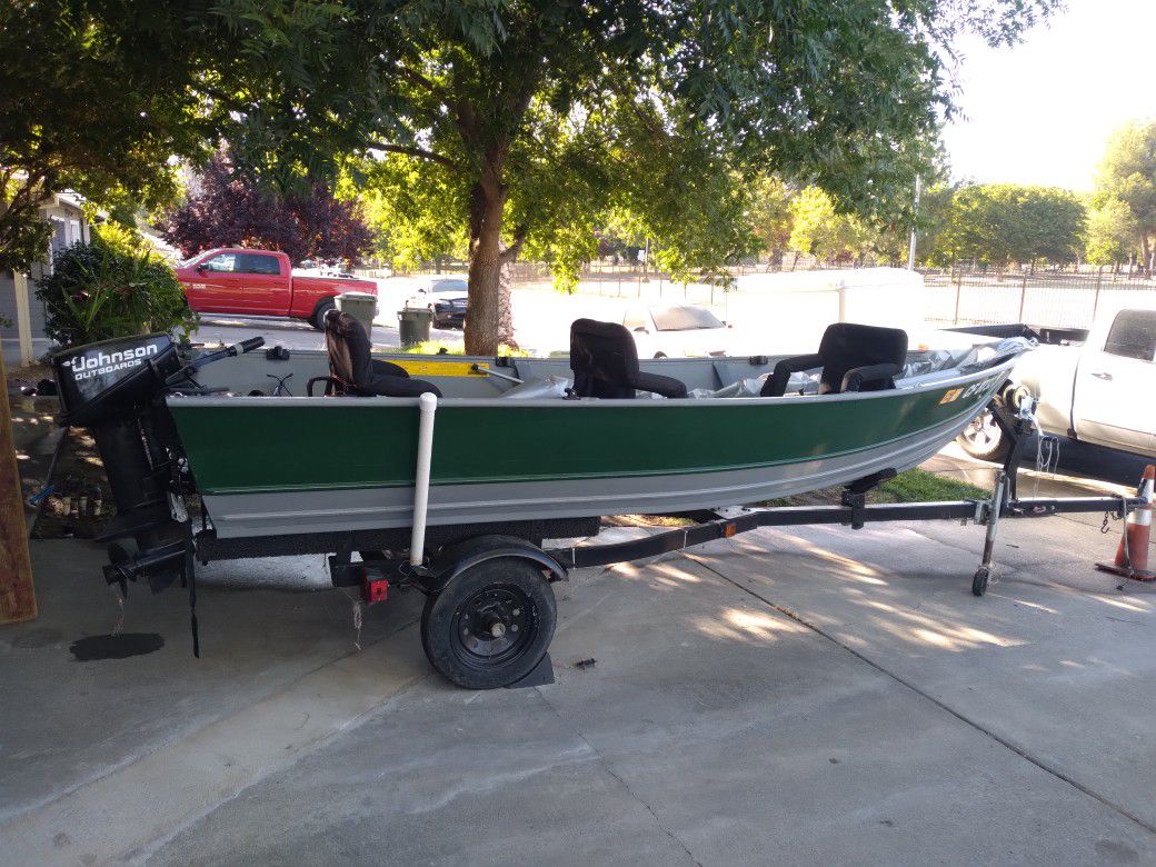 1987. Klamath fishing boat with trailer. 6.5 gas motor plus, plus a trolling motor and fish finder 