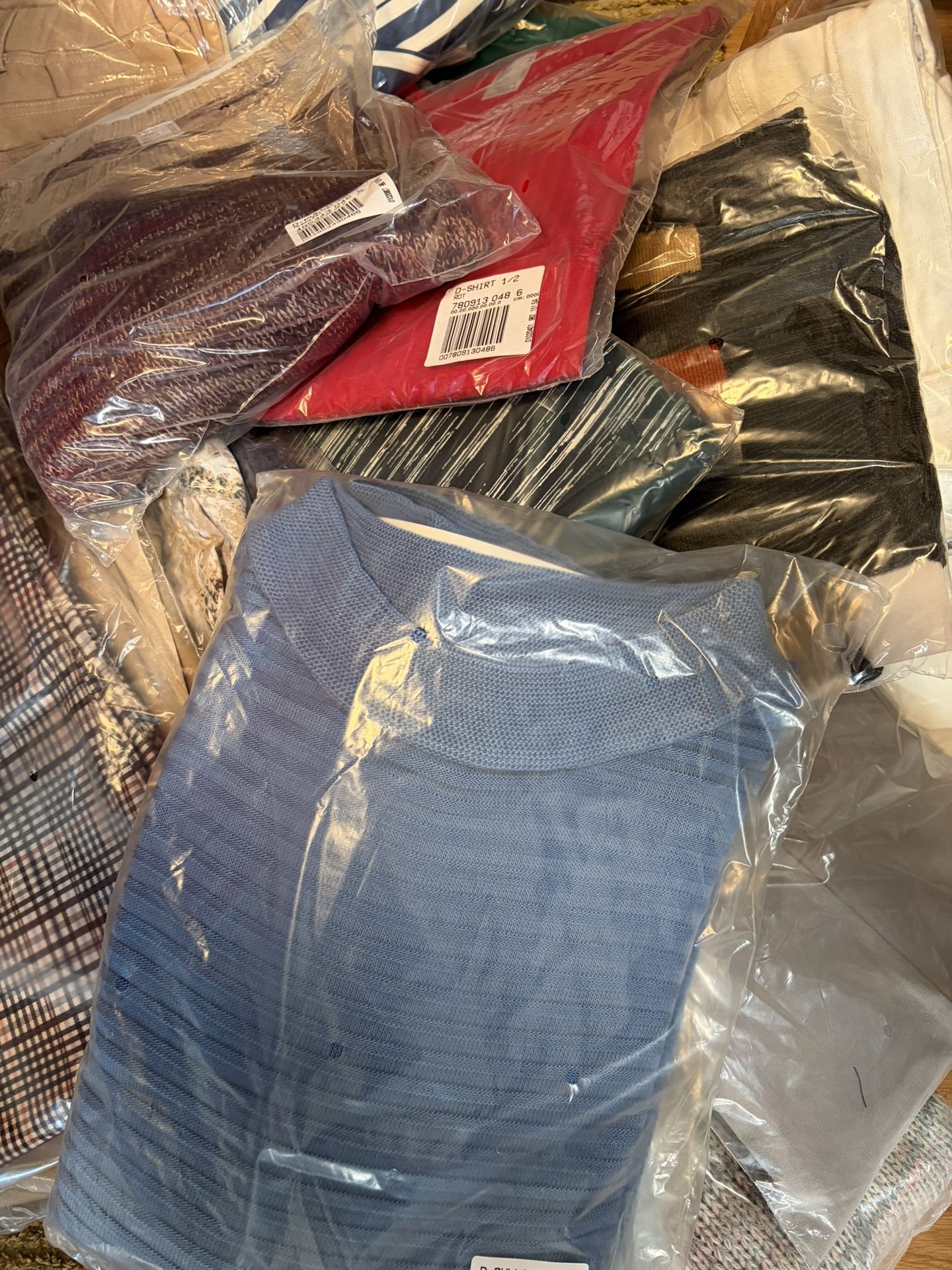 100 Pieces New Sealed Clothes - Pullovers, Jeans & Jackets
