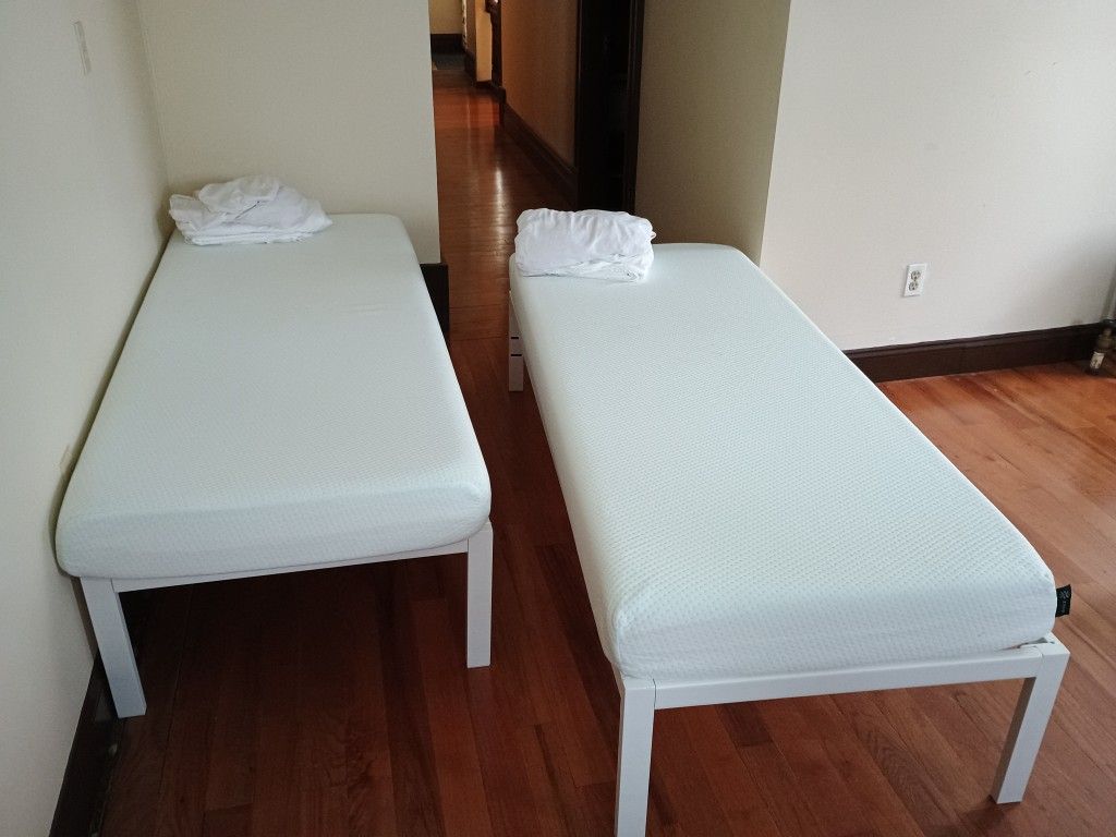 2 Narrow Twin Beds