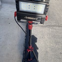 Husky tripod light