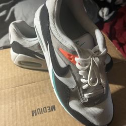 Women’s Nike Correlate. Size 8