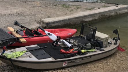 Diablo 12.5” fishing paddle board kayak with trolling motor and batteries  paddle seat clean title and registration for Sale in San Antonio, TX -  OfferUp
