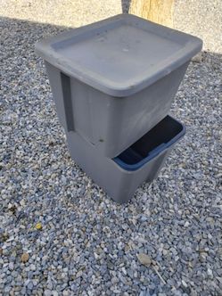 3 contenedores solo uno  tiene la tapa