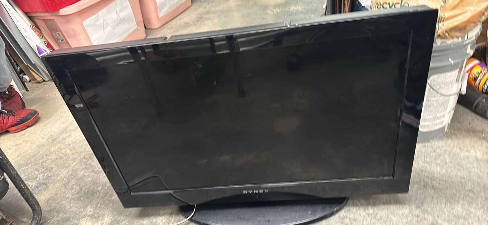 dynex 28’ flatscreen tv