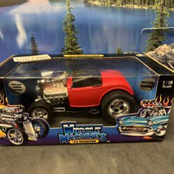 Muscle Machine 1932 Roadster. 1:18 Scale Diecast Car. New Unopened.