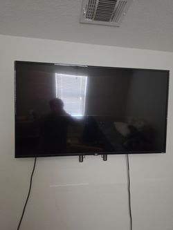 Roku 50" tv  plus the wall mount