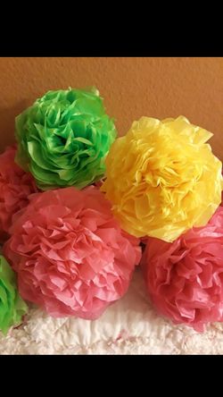 Flores de papel para decoración a $1,00 cada una