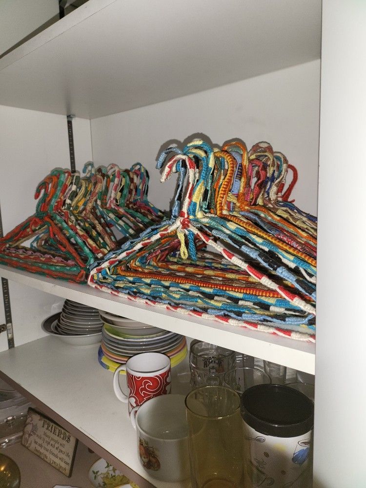 Both Pictures Utensils Plate Where Glassware Salad Bowls