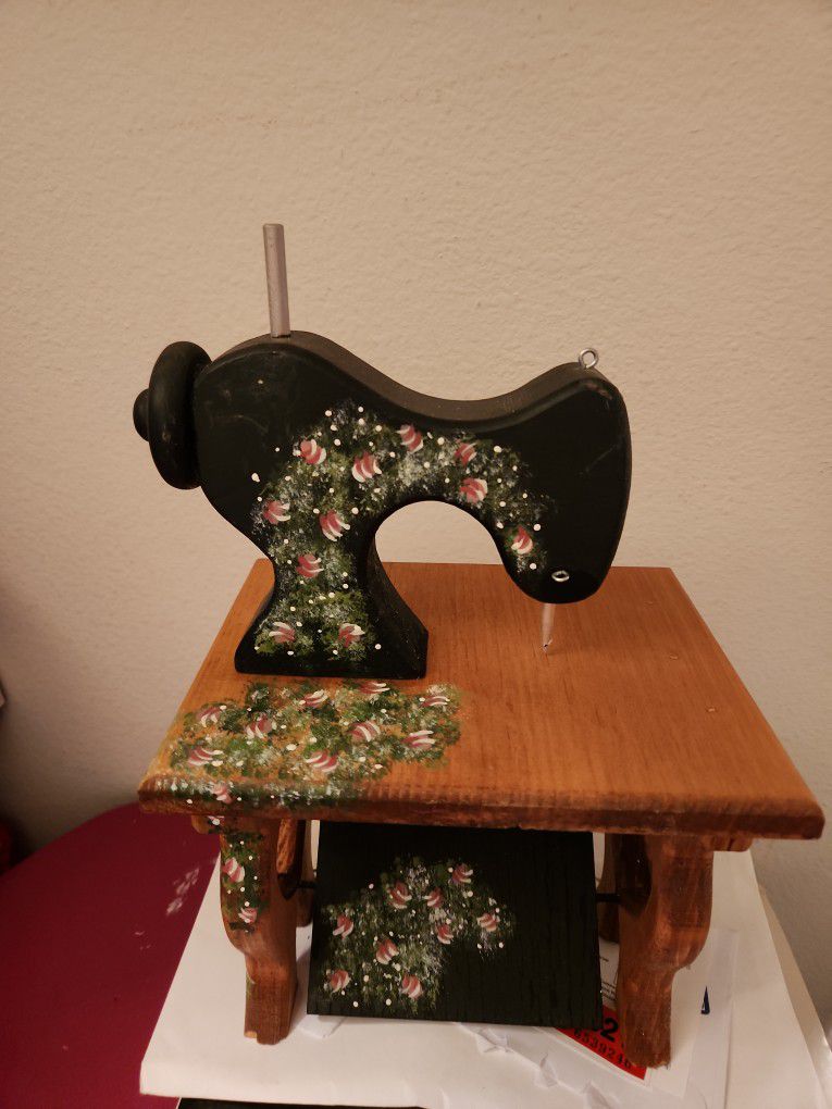 Wood Sewing Machine Décor