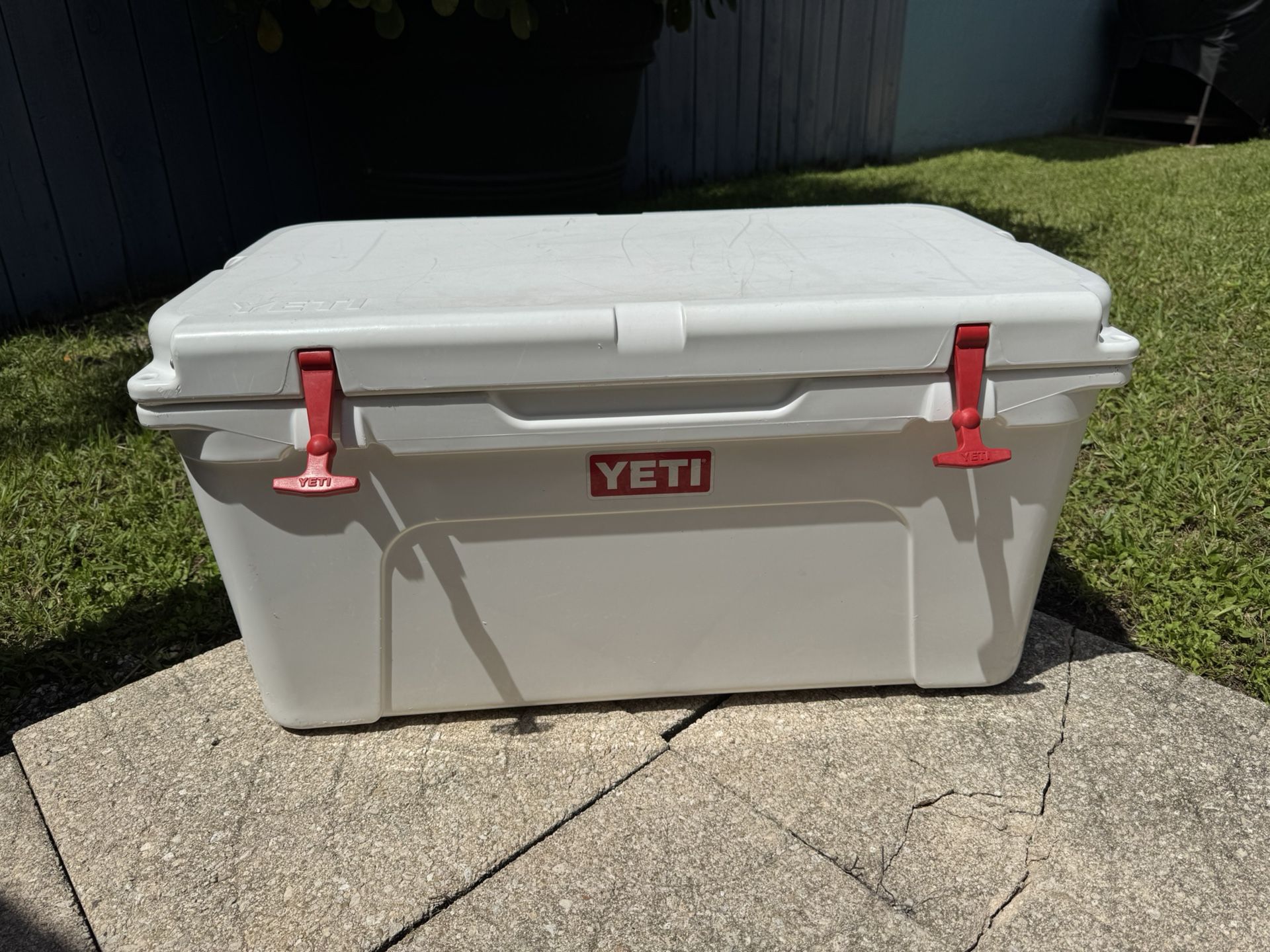 Yeti Tundra 65 - Special Edition Red
