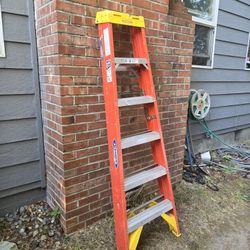 Werner 6ft. 300lb. Capacity Non-conductive Fiberglass Ladder 