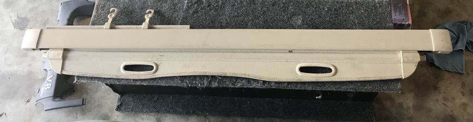 Isuzu Rodeo rear cargo retractable shade