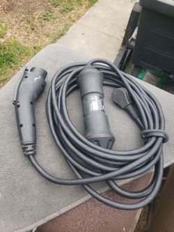 Volvo dual charging cable in good condition ready to use
