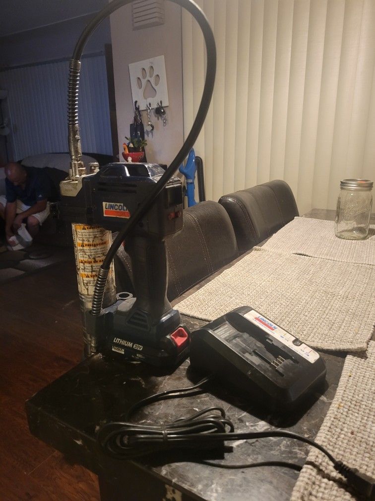 Lincon 1000 psi Grease Gun With Charger OBO