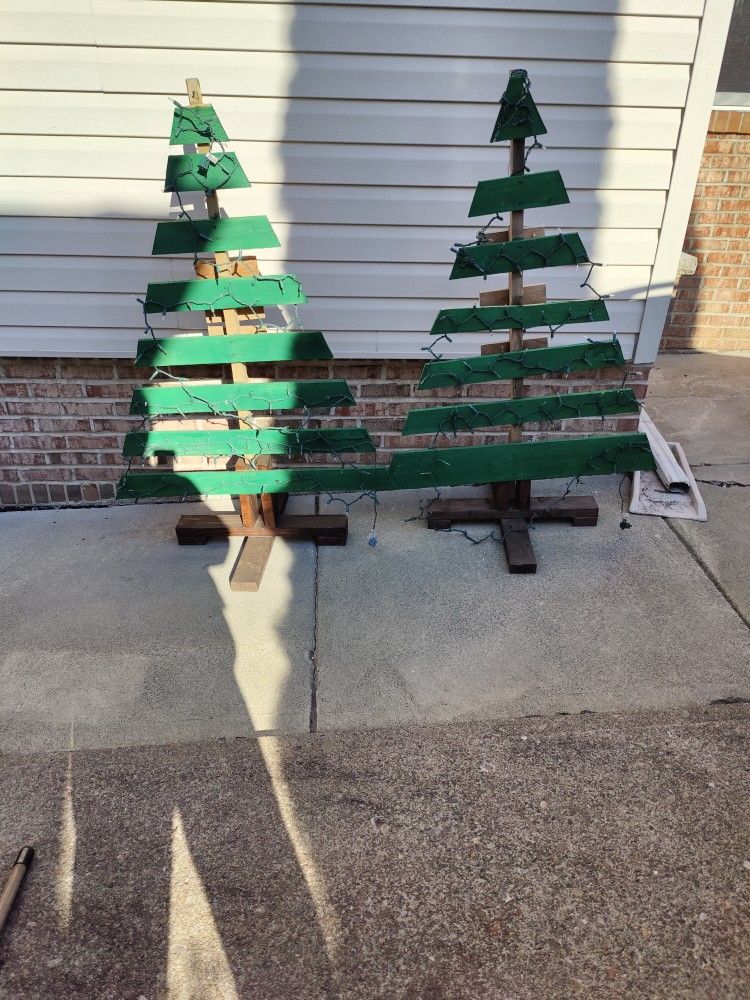 2 Outdoor pallet Christmas Trees