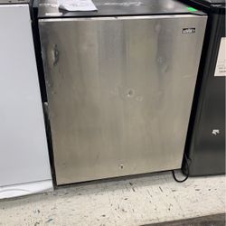 29” Summit Freezerless Mini Fridge In Stainless Steel (Dented / Scratches)