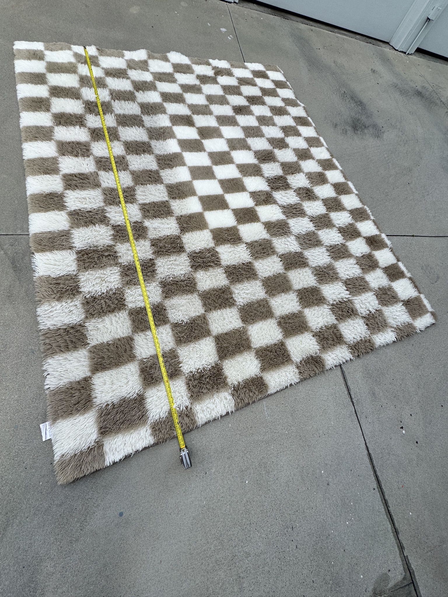 brown and white checkered plush rug 8X10