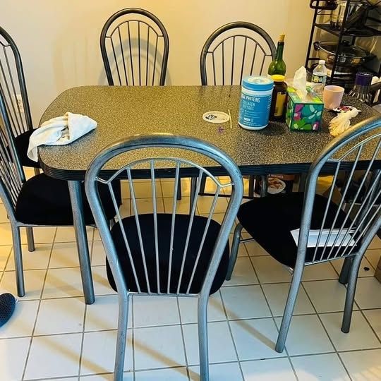 Dining Room Table and Chair Set