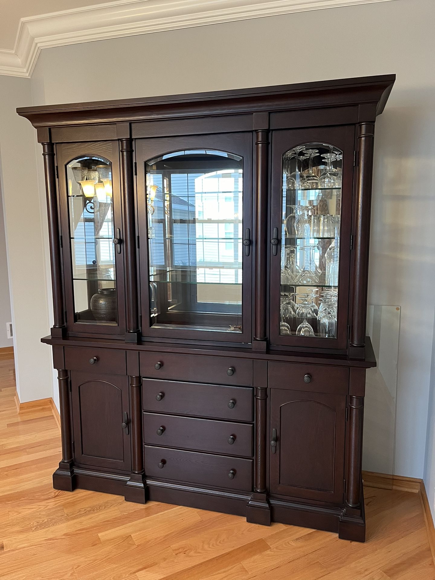 China/curio Cabinet