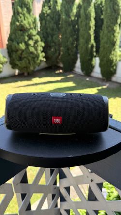 JBL Charge 4 Wireless waterproof Portable Speaker and it’s also a power bank