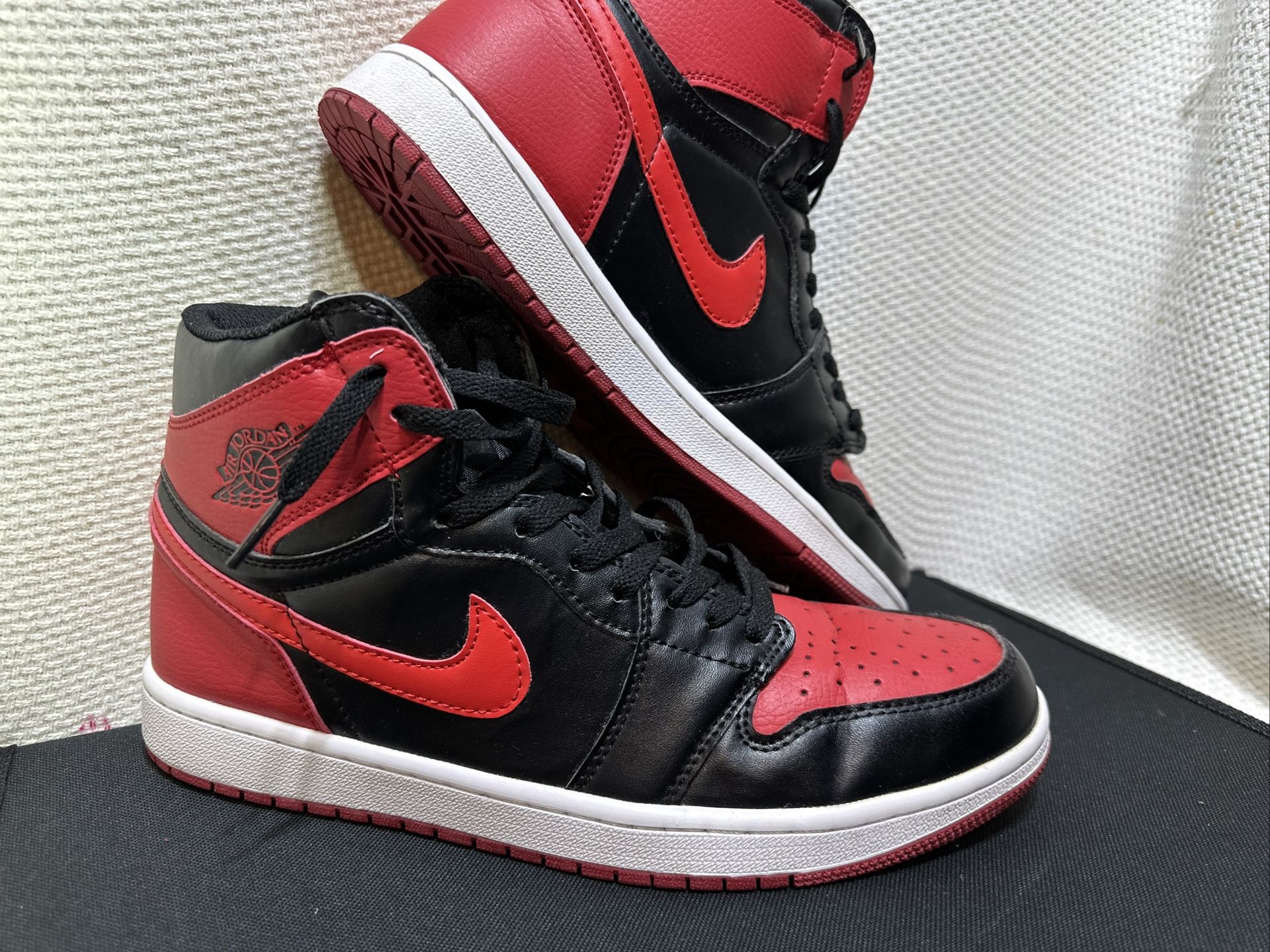 Size 12 - Jordan 1 Retro Mid Banned, Bred 555088-023
