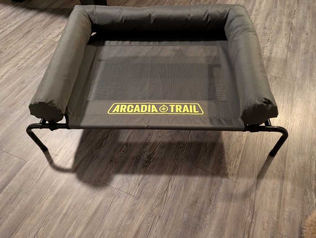 Arcadia trail Dog bed (New)