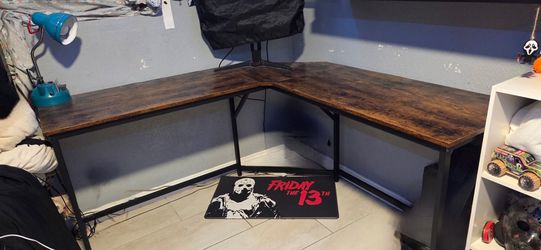 Spacious corner desk
